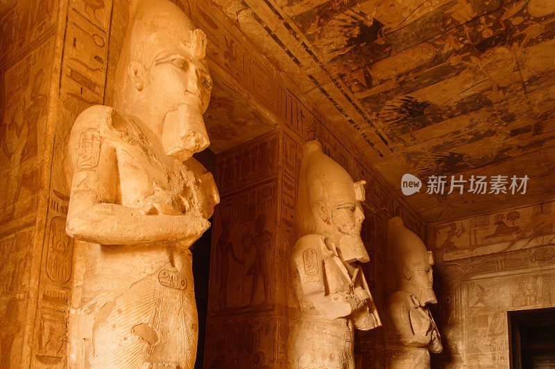 埃及卢克索阿布辛贝神庙内的雕像，没有人，三个雕像
