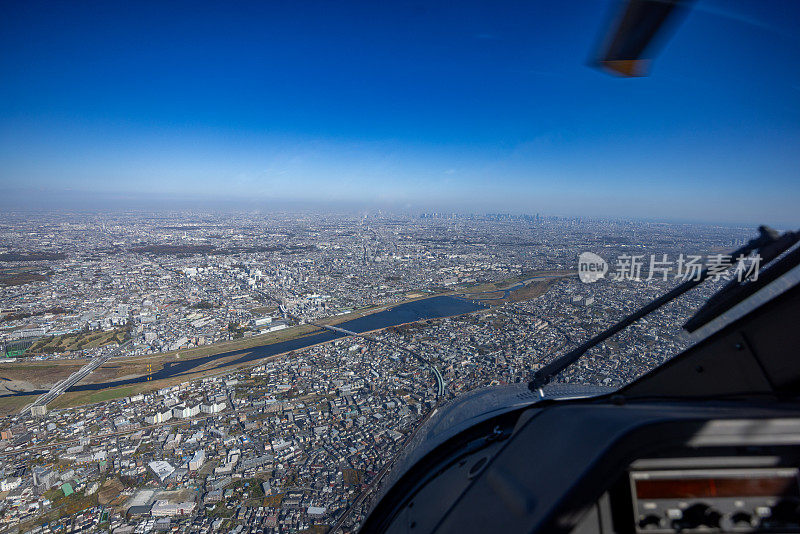 从东京上空飞往新宿的直升机上看