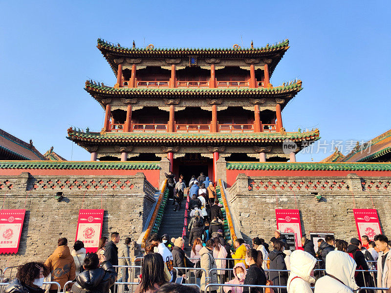 一群游客在辽宁省沈阳市的奉天宫观光
