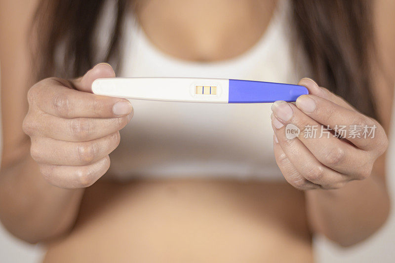 选择性地关注怀孕测试呈阳性的女性的手