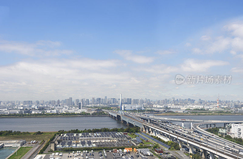 卡车停车场与太阳能电池板发电系统对城市天际线