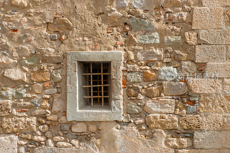 有一扇小窗户的老墙