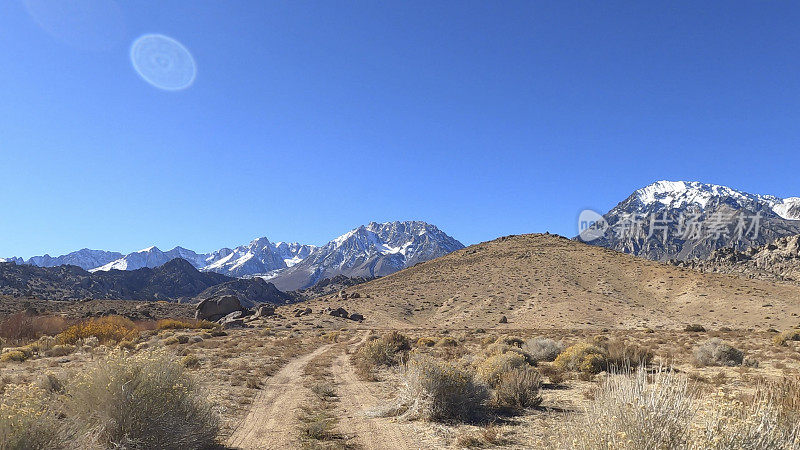 通往山区的沙漠公路风景