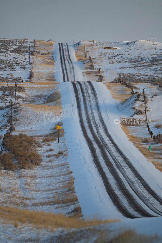 蒙大拿乡村的道路被雪覆盖