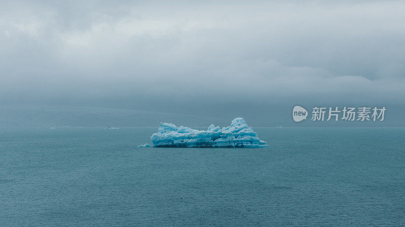 冰山被冰岛Jokulsarlon冰川泻湖冰冷的海水包围的壮观景象