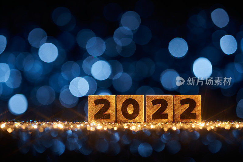 木质新年2022圣诞背景-蓝色派对庆祝木立方体