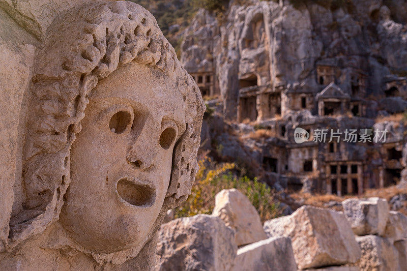 迈拉古城近景雕塑人像背景岩墓