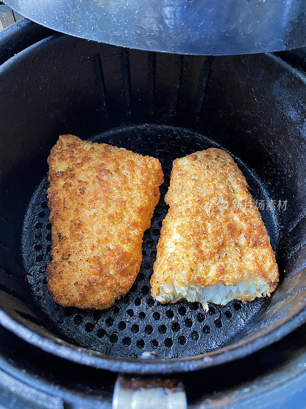 金黄色，新鲜的鳕鱼片在空气炸锅中煮熟，比烤箱烤更健康，视野更高