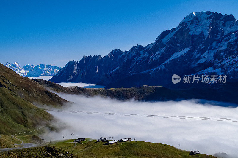 在世界屋脊上——由于逆温，瑞士海拔最高、最壮观的伯尔尼奥伯兰山脉从另一个世界的雾海中出现。2021年秋