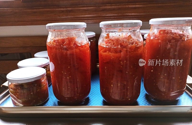 土耳其伊斯坦布尔自制番茄酱的空罐子