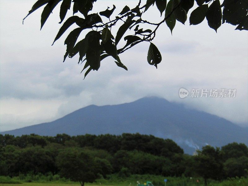 日本。8月。多云的筑波山。