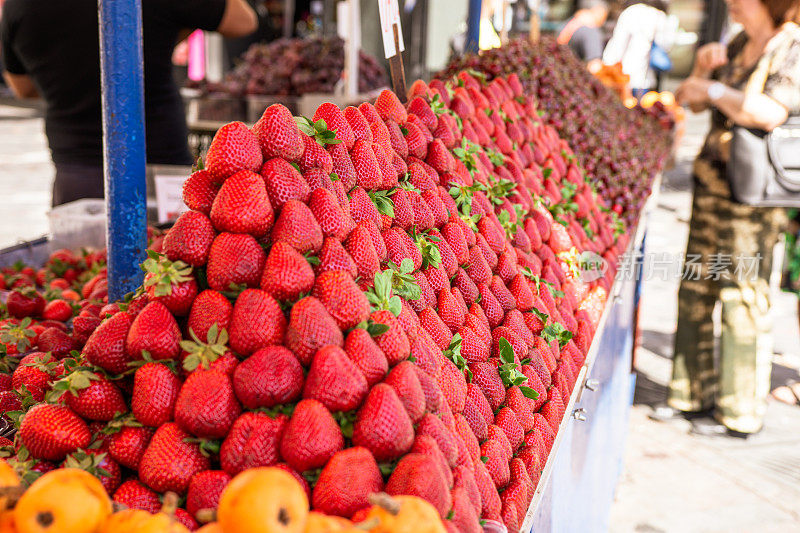 雅典Monastiraki广场的草莓摊