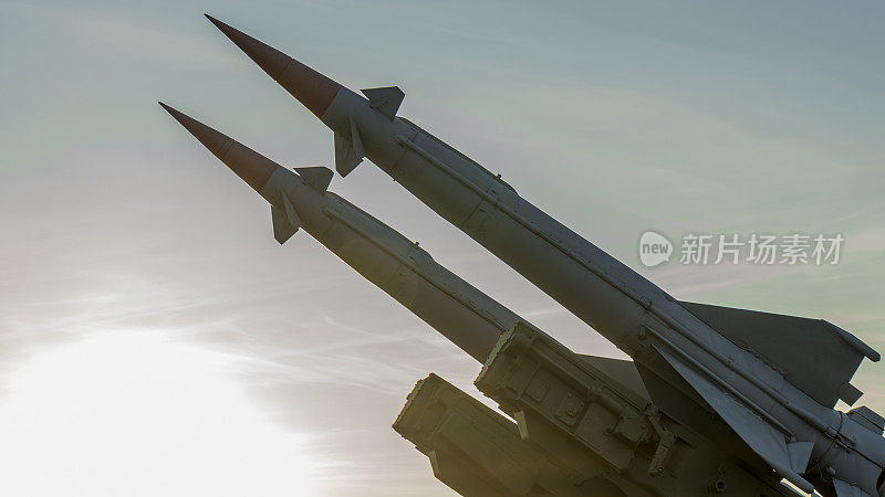两枚战斗导弹瞄准天空。蓝色背景上的旧弹道导弹发射器。