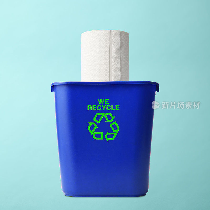 蓝色塑料回收箱，浅蓝色背景上有卫生纸