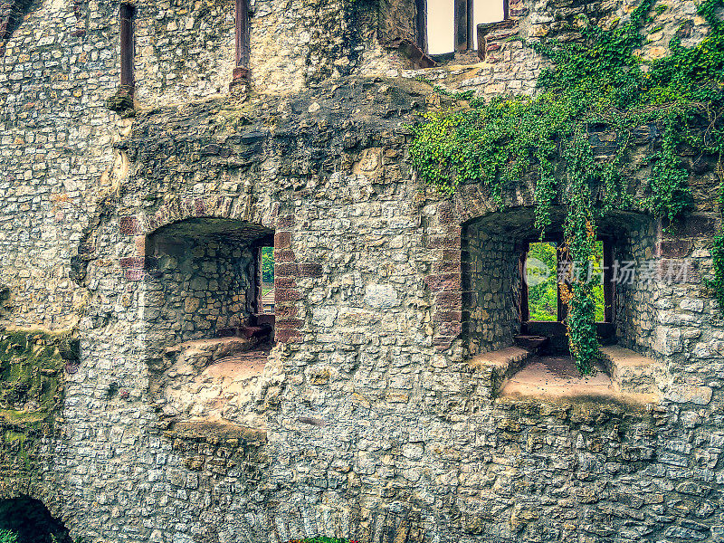 一座公共城堡的旧废墟。