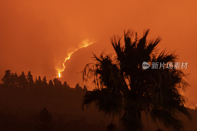 康伯利维亚火山爆发。火山锥和火山炸弹在晨曦中爆炸。