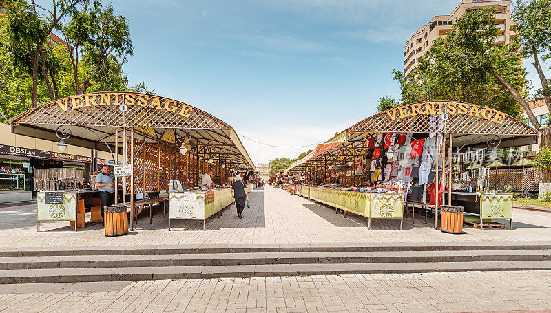 埃里温市中心著名的跳蚤和纪念品旅游市场Vernissage
