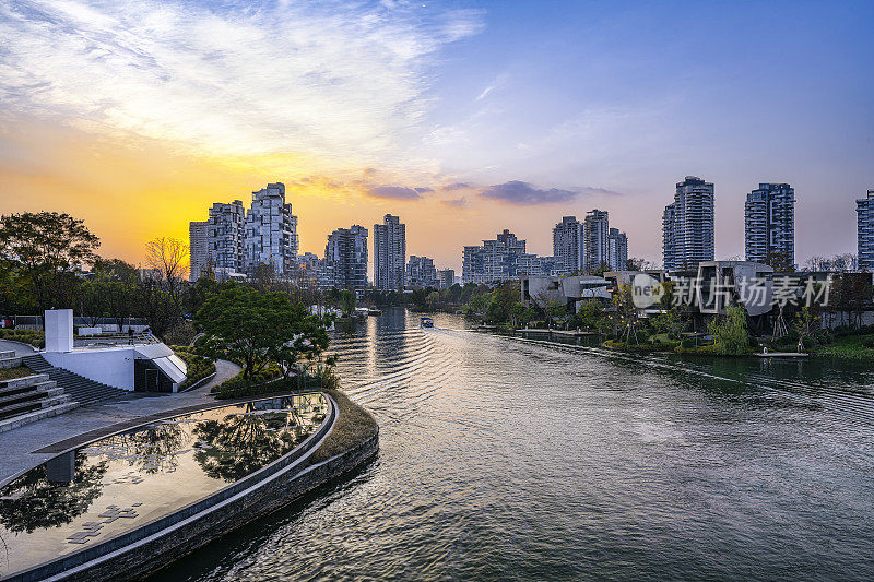 黄昏时分，现代城市的天空边界是溪流