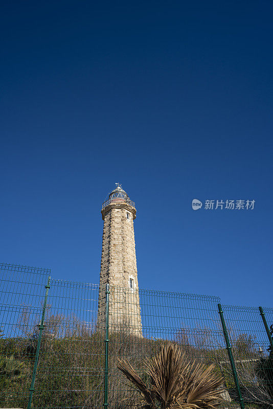 埃斯特波纳灯塔位于马拉加的太阳海岸，靠近玛贝拉