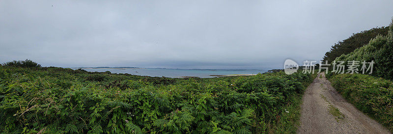 从彭德拉滕俯瞰凯尔特海，可以看到特雷斯科岛、提恩岛和古瑟岛。