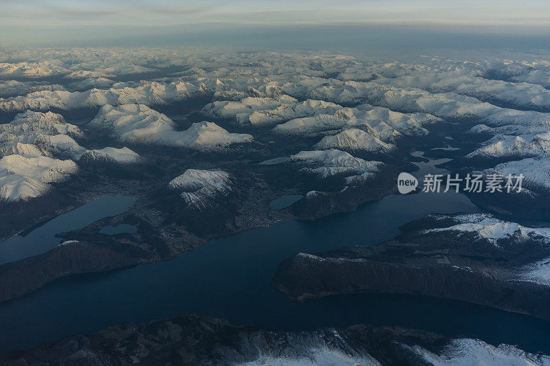 乘坐飞机飞越挪威的峡湾和山脉