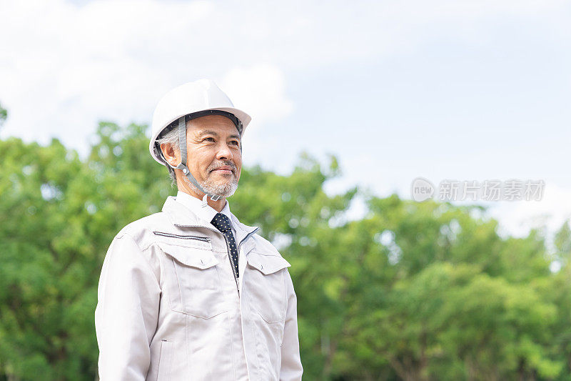 资深亚洲商人，建筑工人