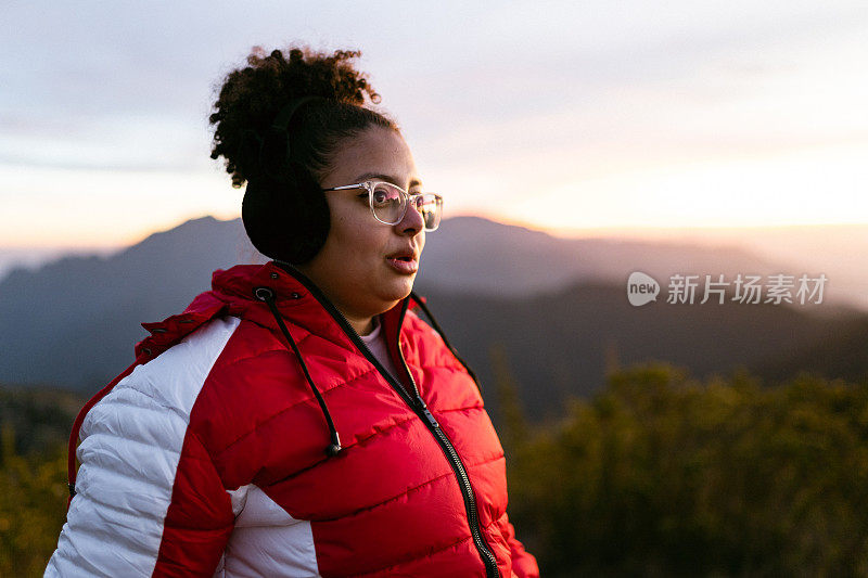 夕阳下的山中的女人