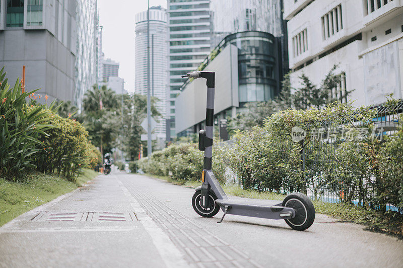 下午，电动滑板车停在城市的街道上