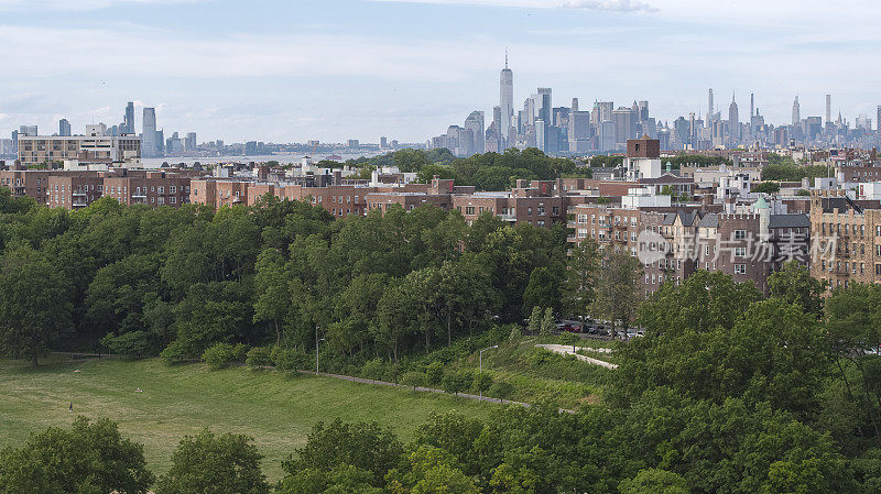 海岸路公园和湾岭住宅区，布鲁克林，纽约，与曼哈顿市中心的背景。