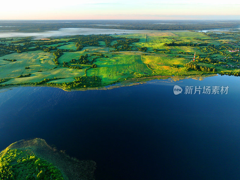 乡村湖泊，鸟瞰图。淡水湖泊。