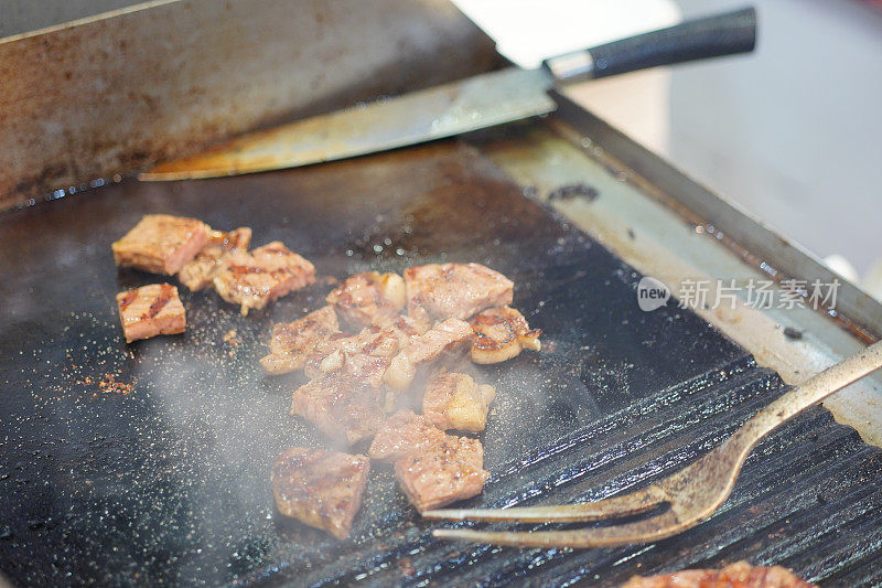 Sauté热锅里的牛排