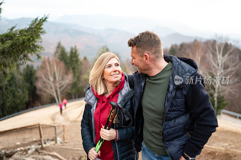 快乐的成年夫妇在山上