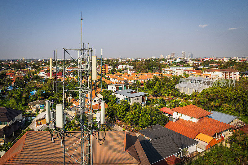5G蜂窝通信塔塔和基站的鸟瞰图，与无线网络天线发射机在城市背景，泰国