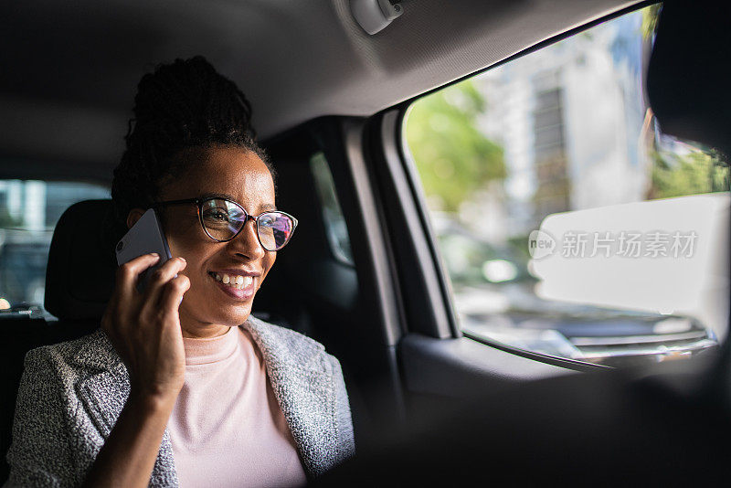 成熟女人在车里讲手机