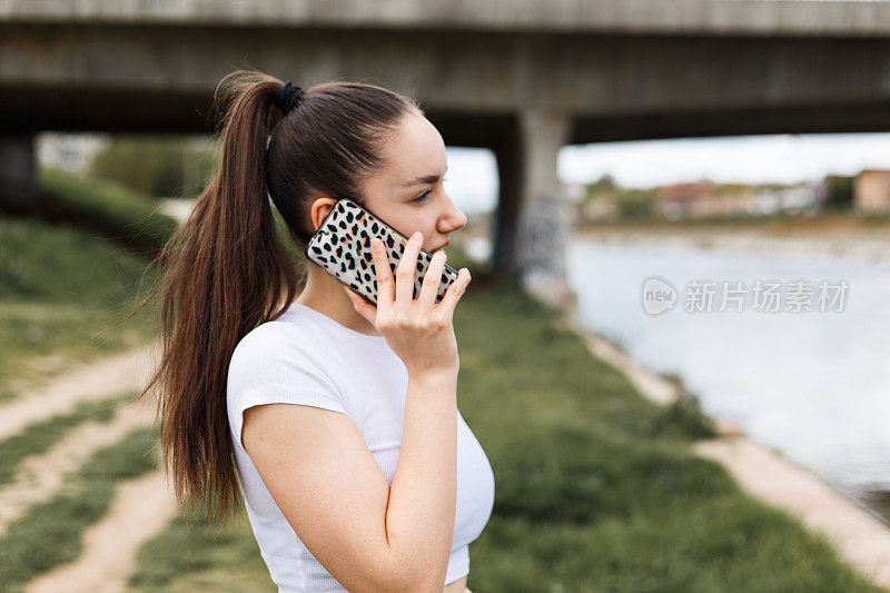 女孩正在讲电话。