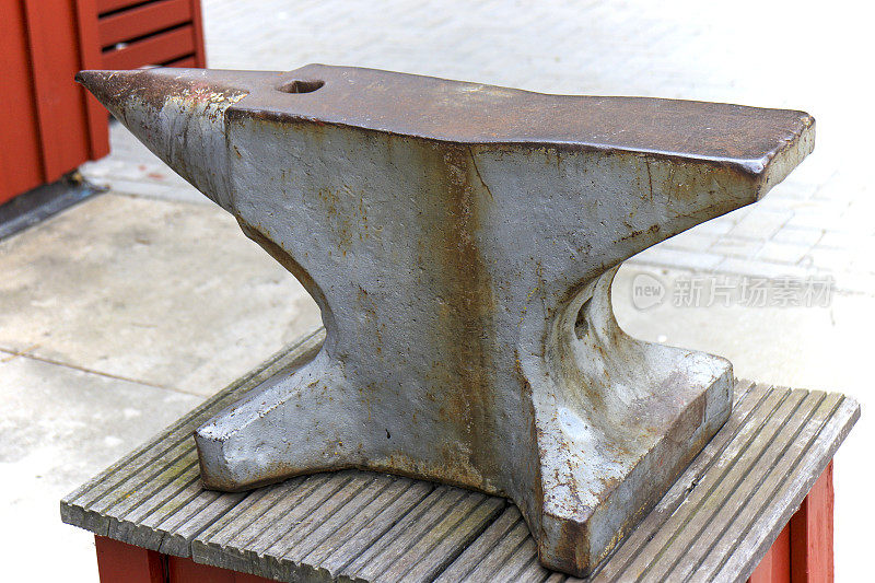 木制平台上的旧钢砧