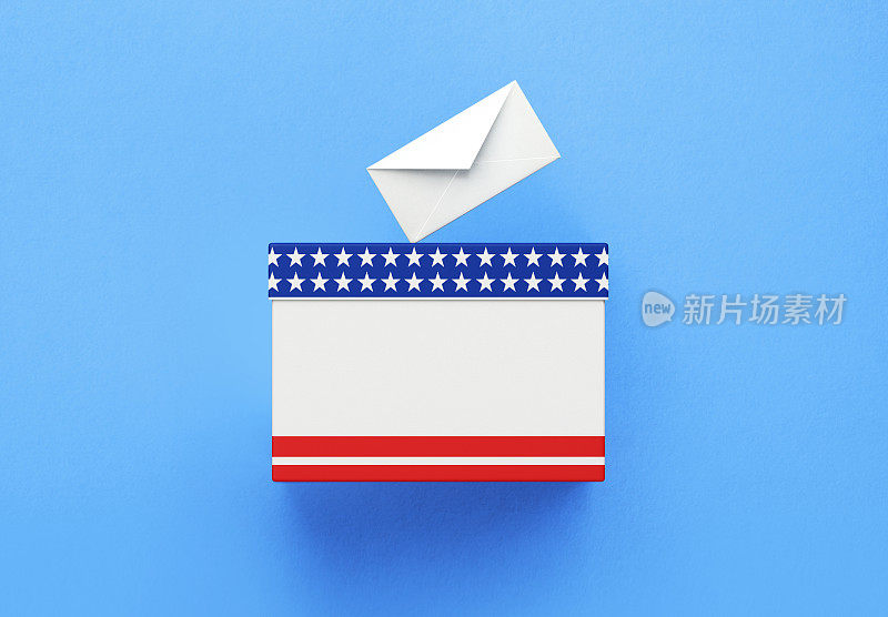 空的投票箱和蓝色背景上的白色信封