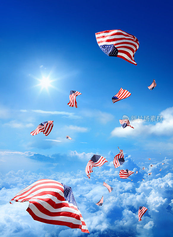 一大群美国国旗在蓝天上飘扬