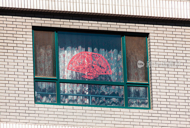 中国新年剪纸装饰在窗户上