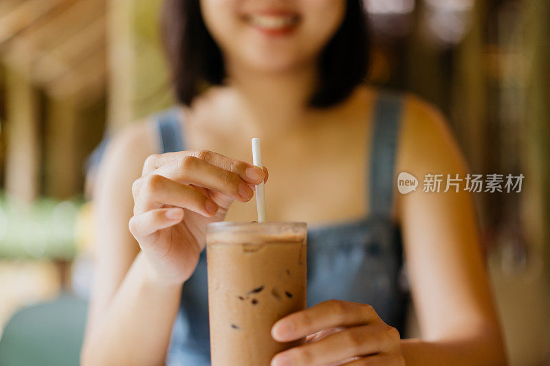 女人用纸吸管喝酒