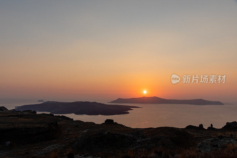 希腊圣托里尼火山破火山口的景观和建筑