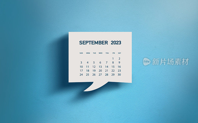 白色聊天气泡与裁剪2023年9月日历页在蓝色背景