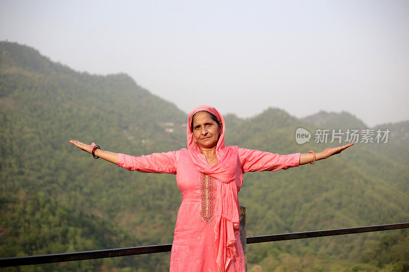 印度裔的成熟女人站在山上的户外