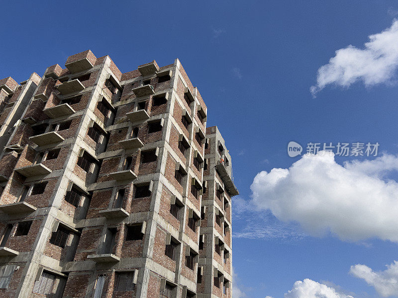 现代在建建筑，预制构件和混凝土结构，映衬着蓝天