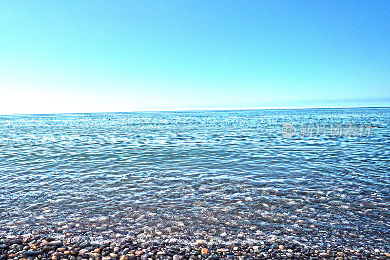 格鲁吉亚阿加拉市巴统市黑海卵石滩于2022年8月夏季为背景及现或明信片