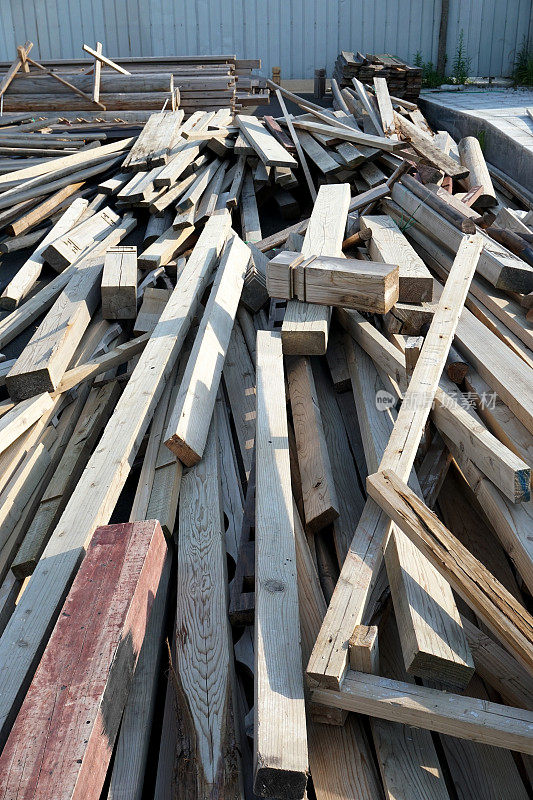 建筑工地的建材产品，路边的建筑木材堆放