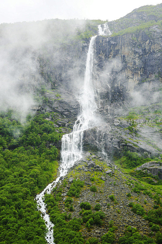 靠近挪威布里克斯达尔冰川的山谷中的瀑布。