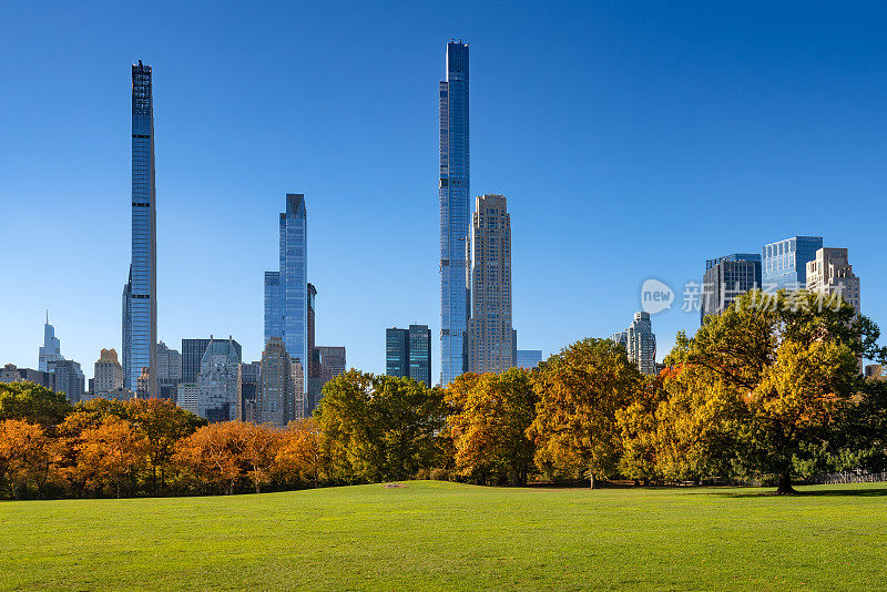 秋天的中央公园，绵羊草地上的亿万富翁街摩天大楼。纽约市曼哈顿中城