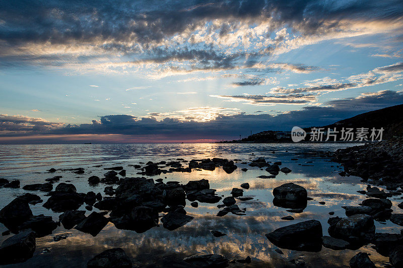 日落时的海景和太阳在水面上的倒影。