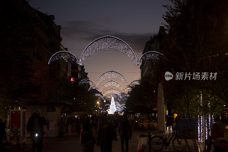 比利时布鲁塞尔街头冬夜的圣诞装饰灯